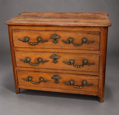 une commode ancienne en bois avec des poignées en laiton