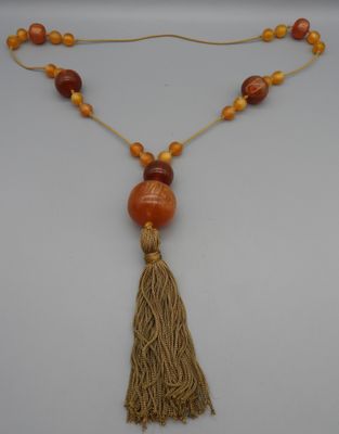 Collier sautoir en perles de résine imitant l'ambre avec un …