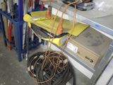 tout un tas de câbles posés sur une étagère dans un garage