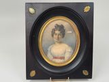 portrait d'une femme en robe blanche dans un cadre noir