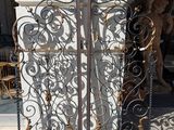 un grand portail en fer situé à l'extérieur d'un bâtiment