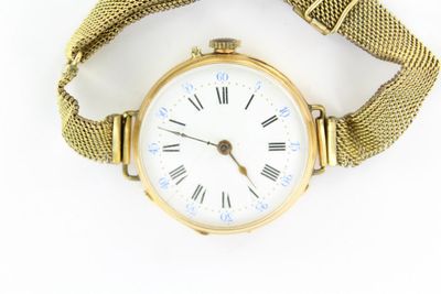 une montre-bracelet en or avec des chiffres romains