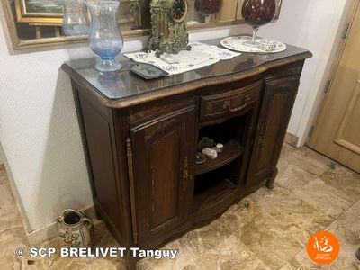 une armoire en bois avec un plateau en verre et un miroir au-dessus