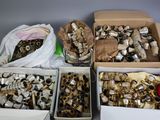 Plusieurs cartons contenant des articles variés sont posés sur une table