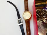 une montre posée à côté d'un tas d'autres objets