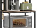 une étagère de cuisine sur laquelle sont posés un micro-ondes, un grille-pain, un grille-pain et d'autres objets