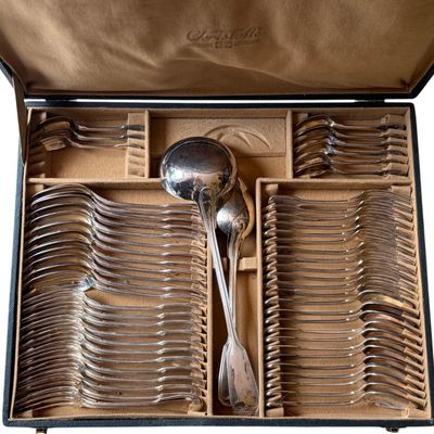 une boîte contenant tout un tas de cuillères et d'autres cuillères à l'intérieur