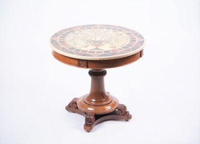 une petite table avec un plateau en mosaïque sur fond blanc