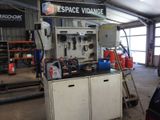 une photo d'un garage avec un établi et un poste de travail