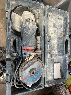 une boîte contenant une perceuse et d'autres outils