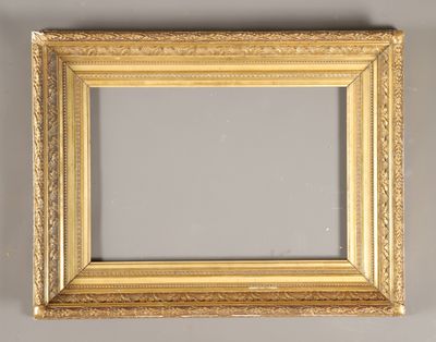 un miroir à cadre doré accroché à un mur sur fond blanc