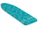 une image montrant un gros plan d'une planche de surf sur fond blanc