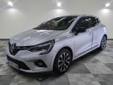 la voiture blanche est garée sur le sol à carreaux d'un garage