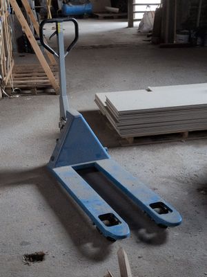 un chariot élévateur au milieu de l'entrepôt