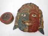 une image représentant un masque décoratif orné d'un visage rouge et bleu