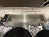 deux casseroles noires posées sur le plan de travail de la cuisine
