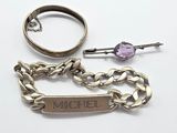 un bracelet, une bague et une bague avec une plaque portant un prénom