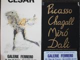 deux livres posés sur une table