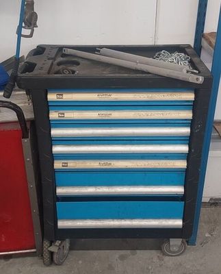 un chariot à outils contenant des outils, dans un garage