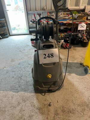 une machine placée au milieu d'une pièce