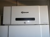 un réfrigérateur blanc sur lequel figure un logo noir et blanc