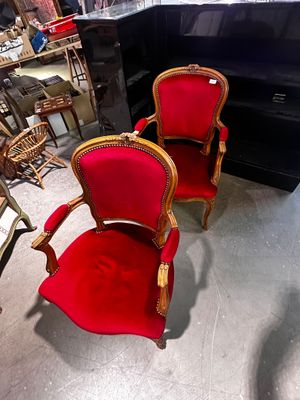 deux chaises rouges qui se trouvent dans une pièce