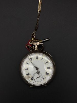 une montre de poche en or avec des chiffres romains