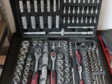 beaucoup d'outils dans la mallette posée sur la table