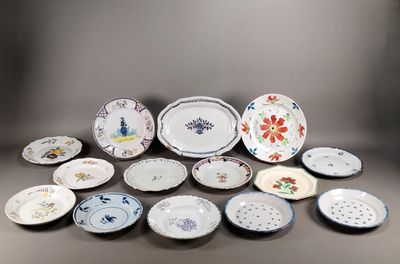 un grand nombre d'assiettes posées sur une table