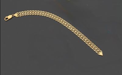 un bracelet à chaîne en or avec un fermoir sur fond noir