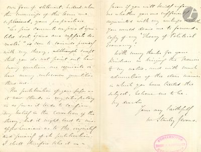 une vieille lettre manuscrite avec un timbre collé sur un morceau de papier