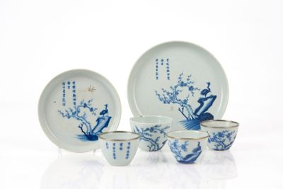 un ensemble d'assiettes et de tasses bleues et blanches