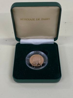 un gros plan sur une pièce de monnaie dans une boîte posée sur une table