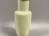 un vase blanc posé sur une table