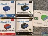 quatre boîtes contenant de petits appareils électroniques posées sur une table