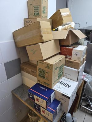 de nombreuses boîtes empilées les unes sur les autres sur une étagère