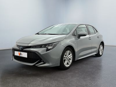 Une Toyota Corolla grise est garée dans une pièce