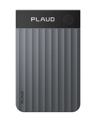une image montrant un gros plan d'un téléphone portable sur lequel figure le mot « plaud »