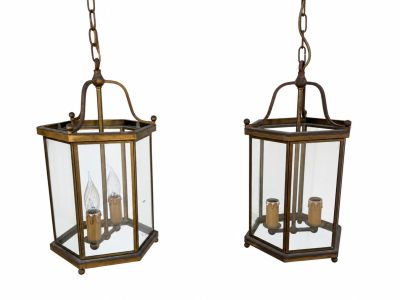 paire de lanternes suspendues anciennes en laiton, avec des panneaux en verre