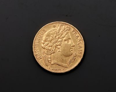 gros plan d'une pièce d'or sur une surface noire