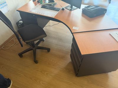 un bureau avec une chaise et un ordinateur dessus