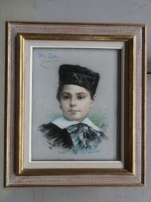 portrait d'un jeune garçon portant un chapeau noir et un col blanc