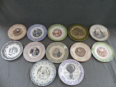 plusieurs assiettes, chacune ornée de motifs et de dessins différents, posées sur une table