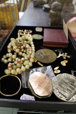 un plateau noir sur lequel sont disposés de nombreux bijoux