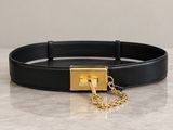 Gros plan sur une ceinture noire avec une boucle dorée