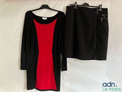 deux robes noires et rouges suspendues à un cintre, à côté d'un pantalon noir et rouge