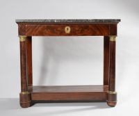 Console rectangulaire en placage d'acajou ouvrant par un tir…