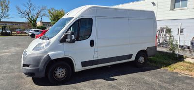 une camionnette blanche garée dans un parking