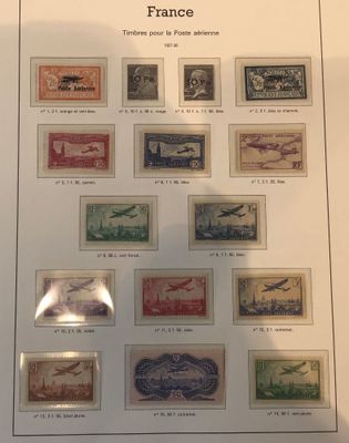 une photo d'une photo d'une collection de timbres exposée