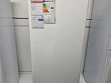 un réfrigérateur blanc dans un magasin, avec une étiquette de prix dessus